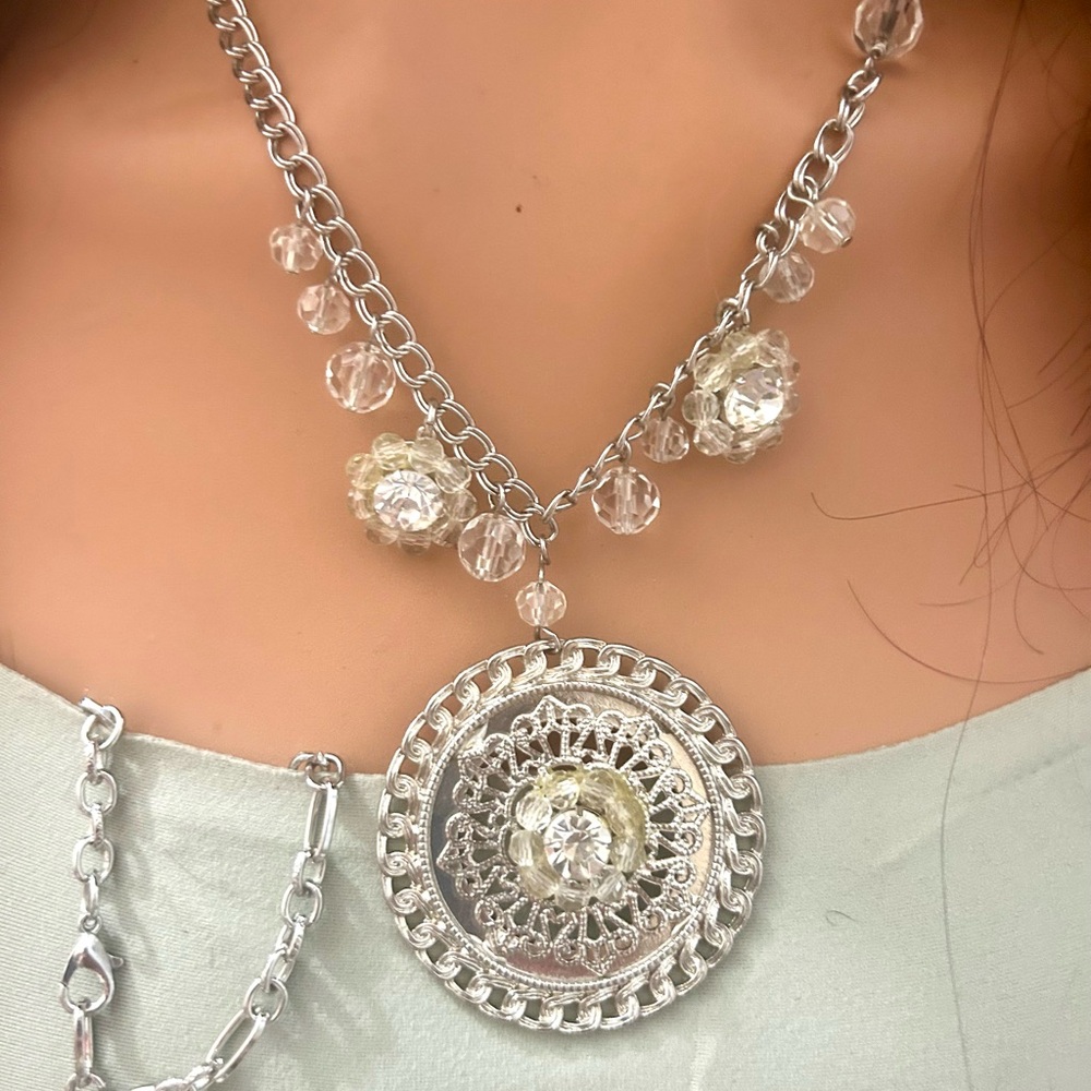 Chic Silver Pendant Necklace with Crystal Details